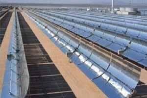 Shams 1's array is built with parabolic mirrors that concentrate sunlight heat, which produces steam to turn a turbine and generate electricity. [Source: Wikipedia]