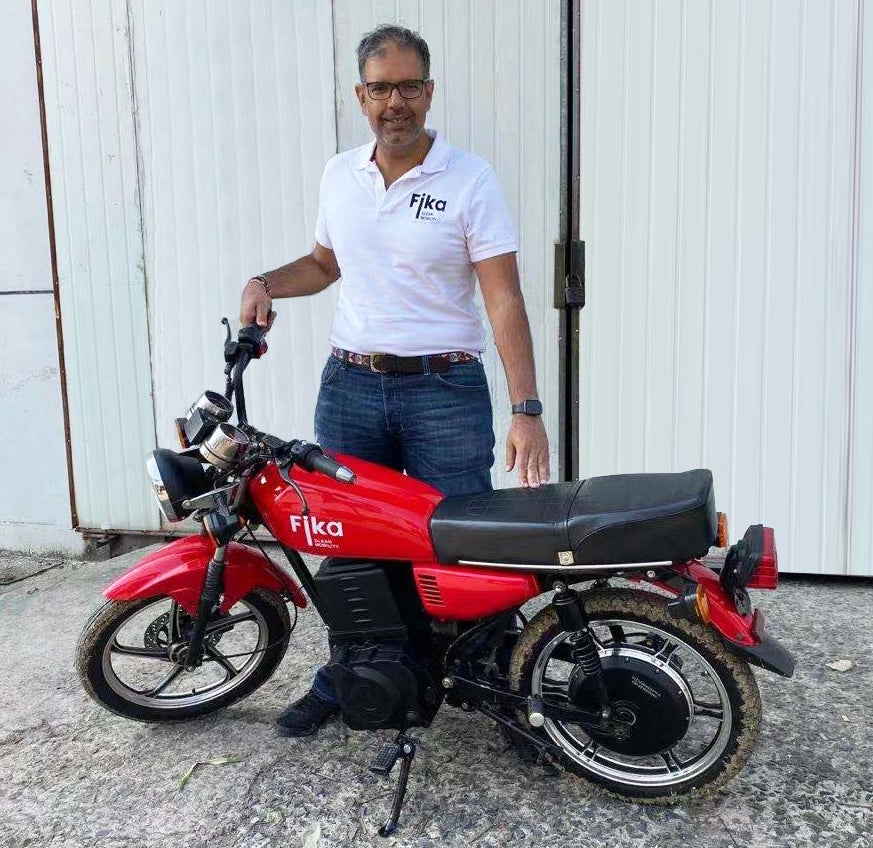 Rishi Kohli, Co- founder and CEO of Fika Mobility showcasing the Fika Mobility electric motorcycle